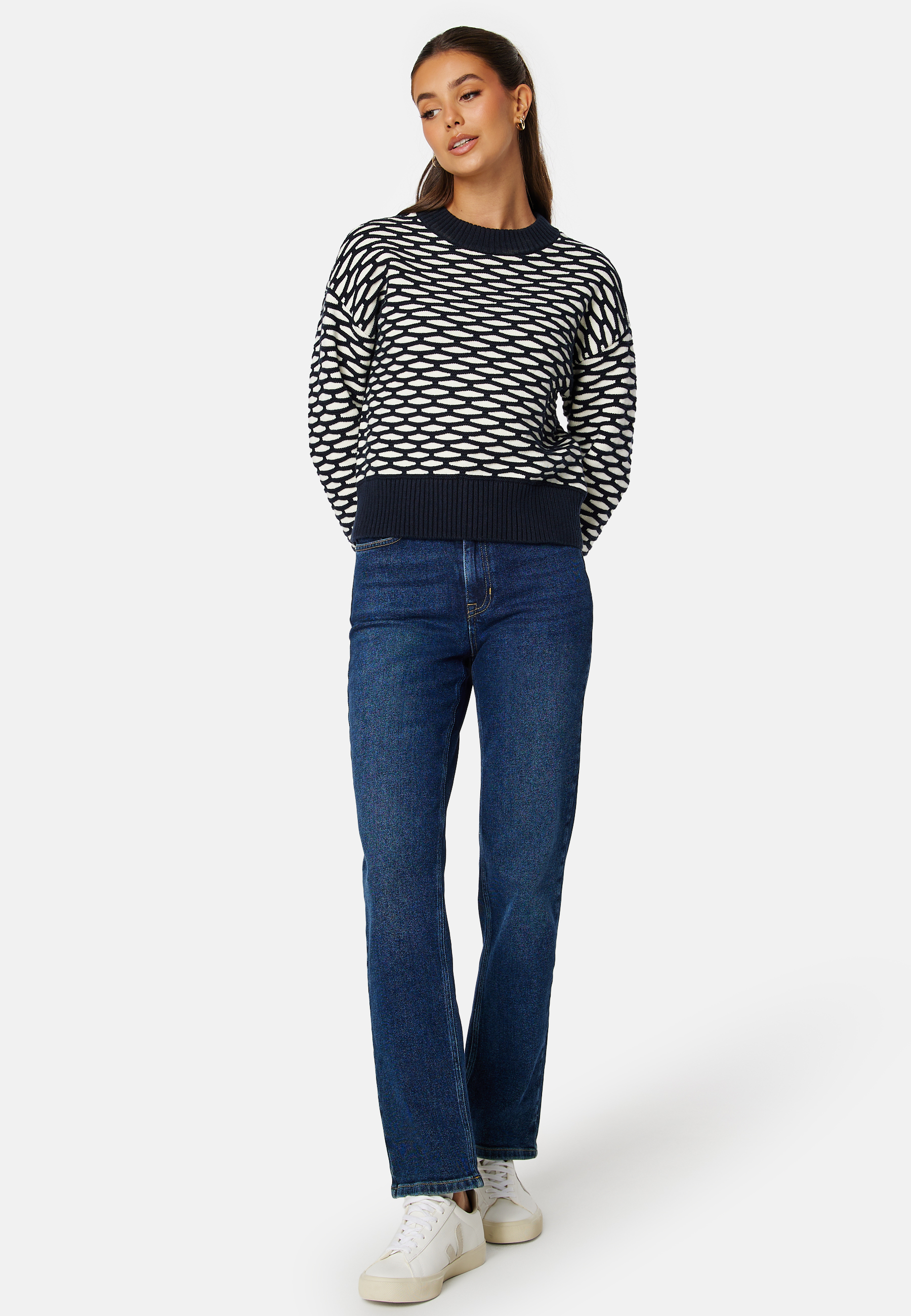 Intarsia C-Neck Sweater 2