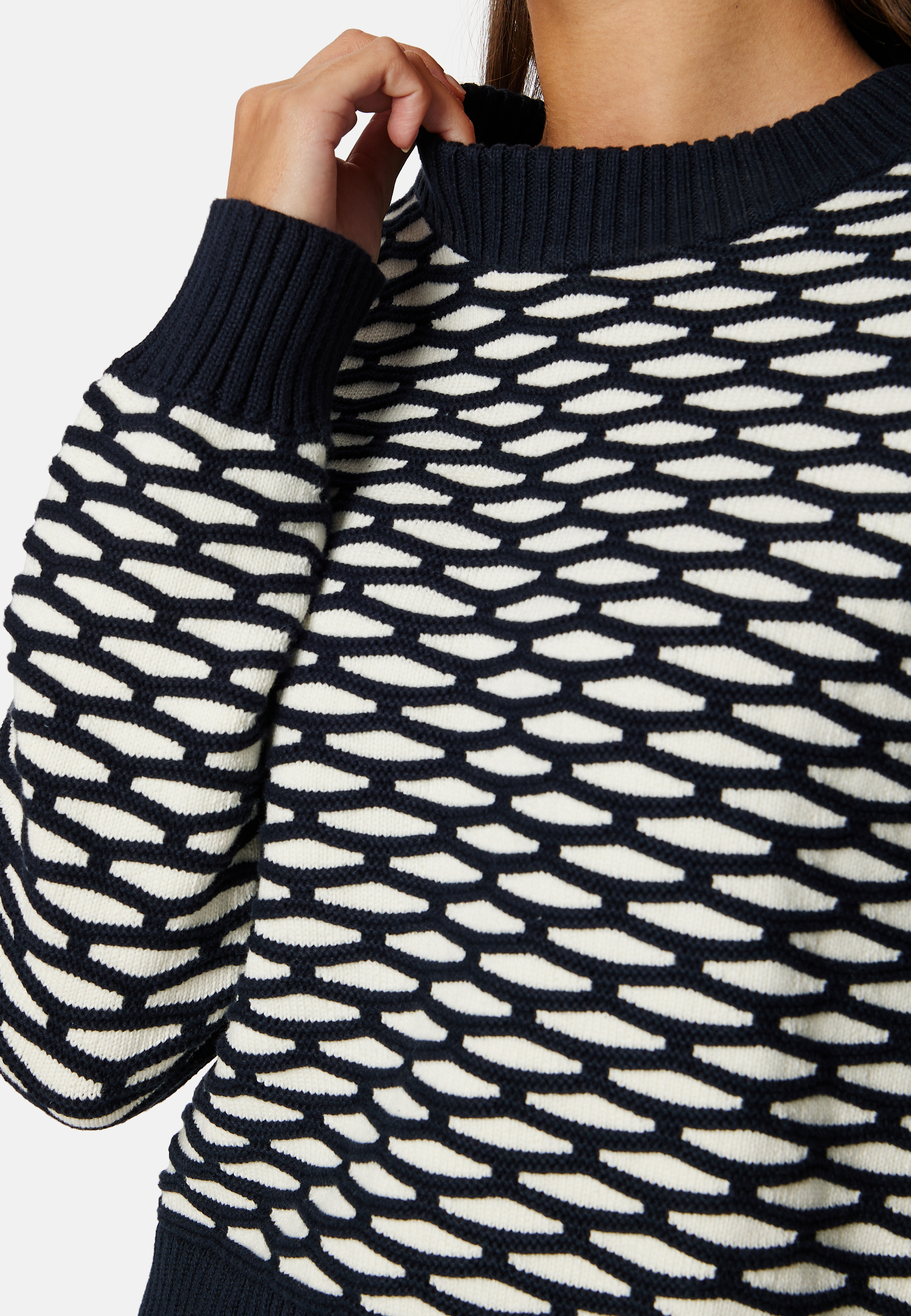 Intarsia C-Neck Sweater 3