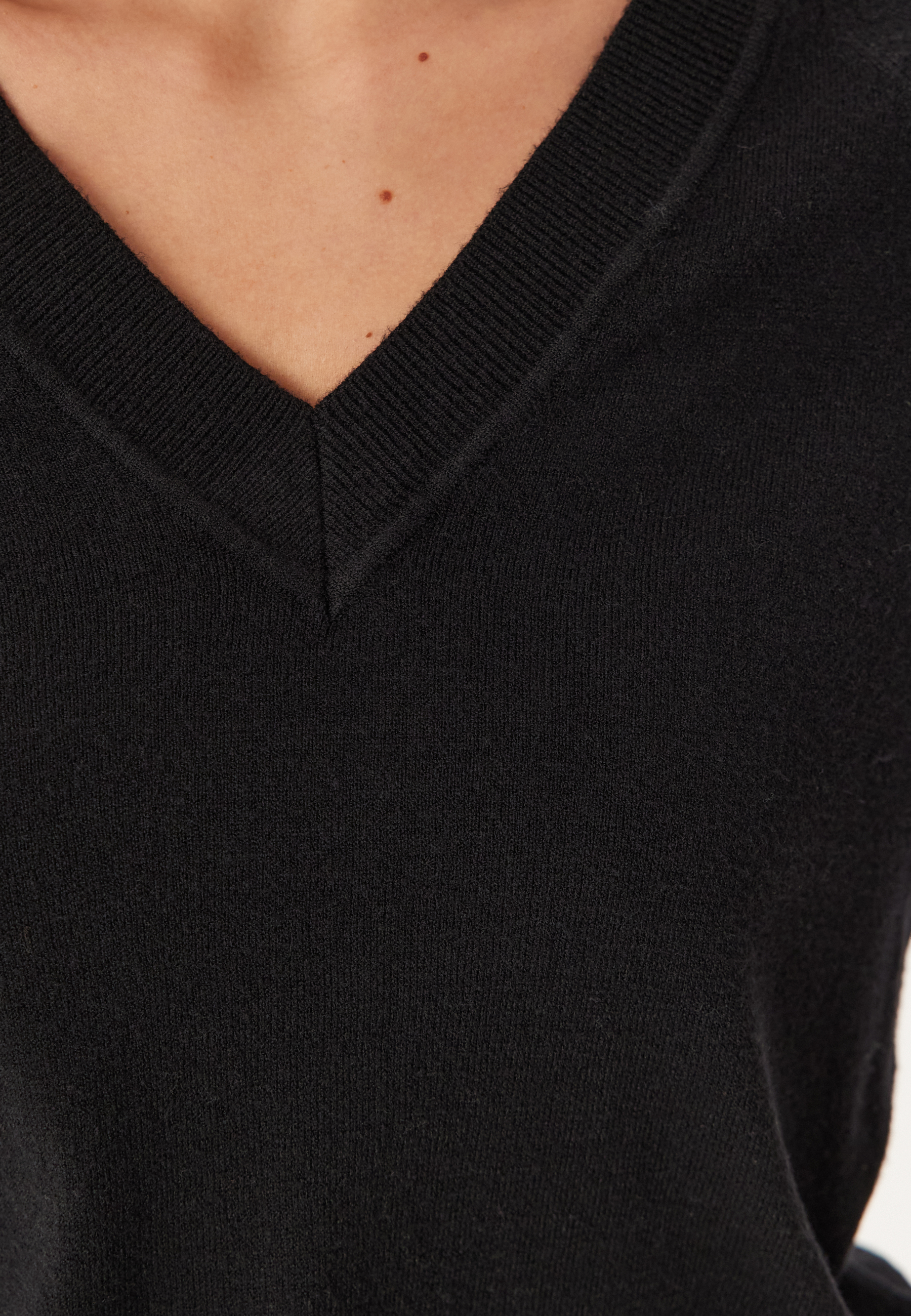 Objthess 2/4 LO V-NECK KNIT 3