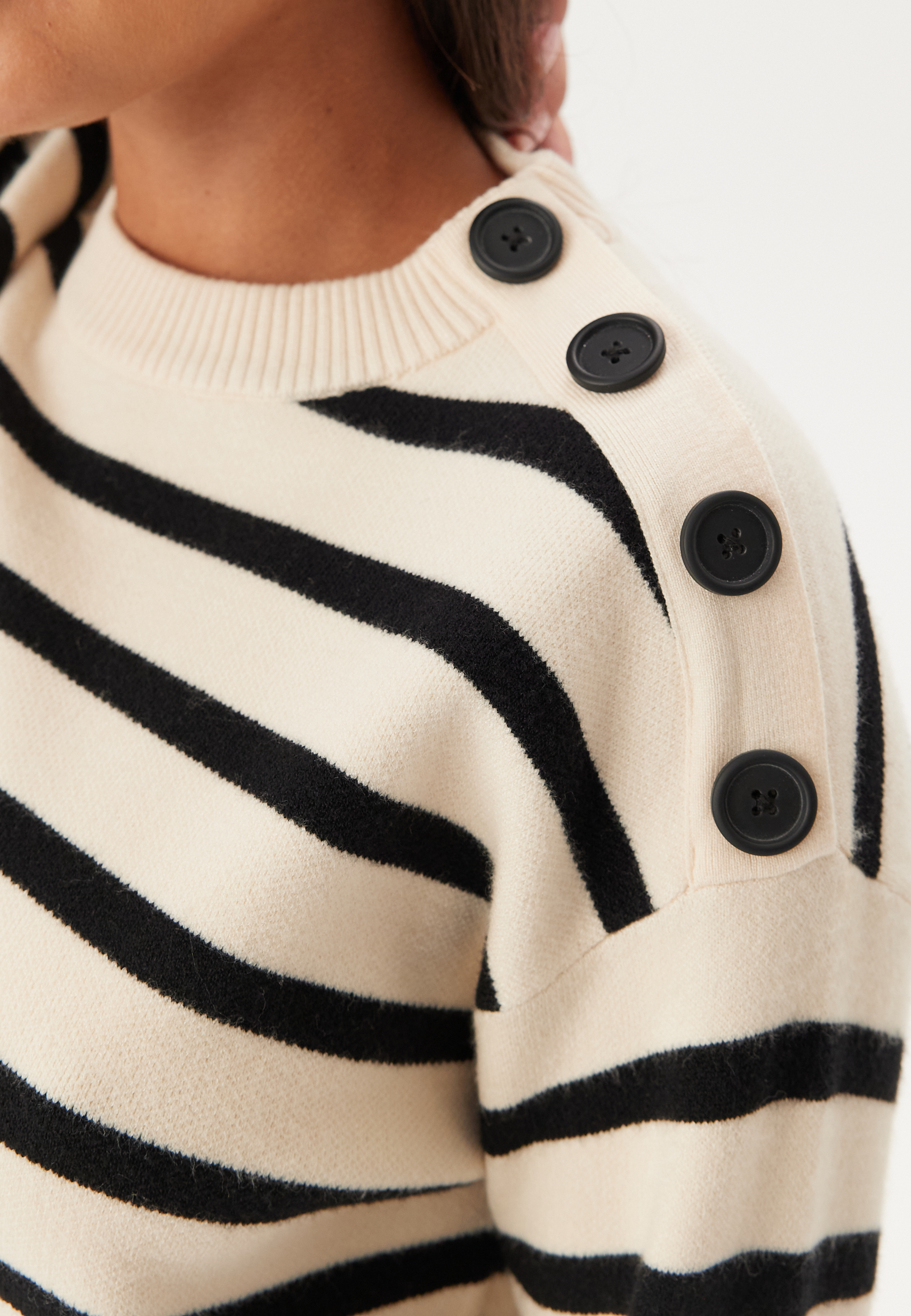 Vmsaba Ls O-neck Button Pullov 3