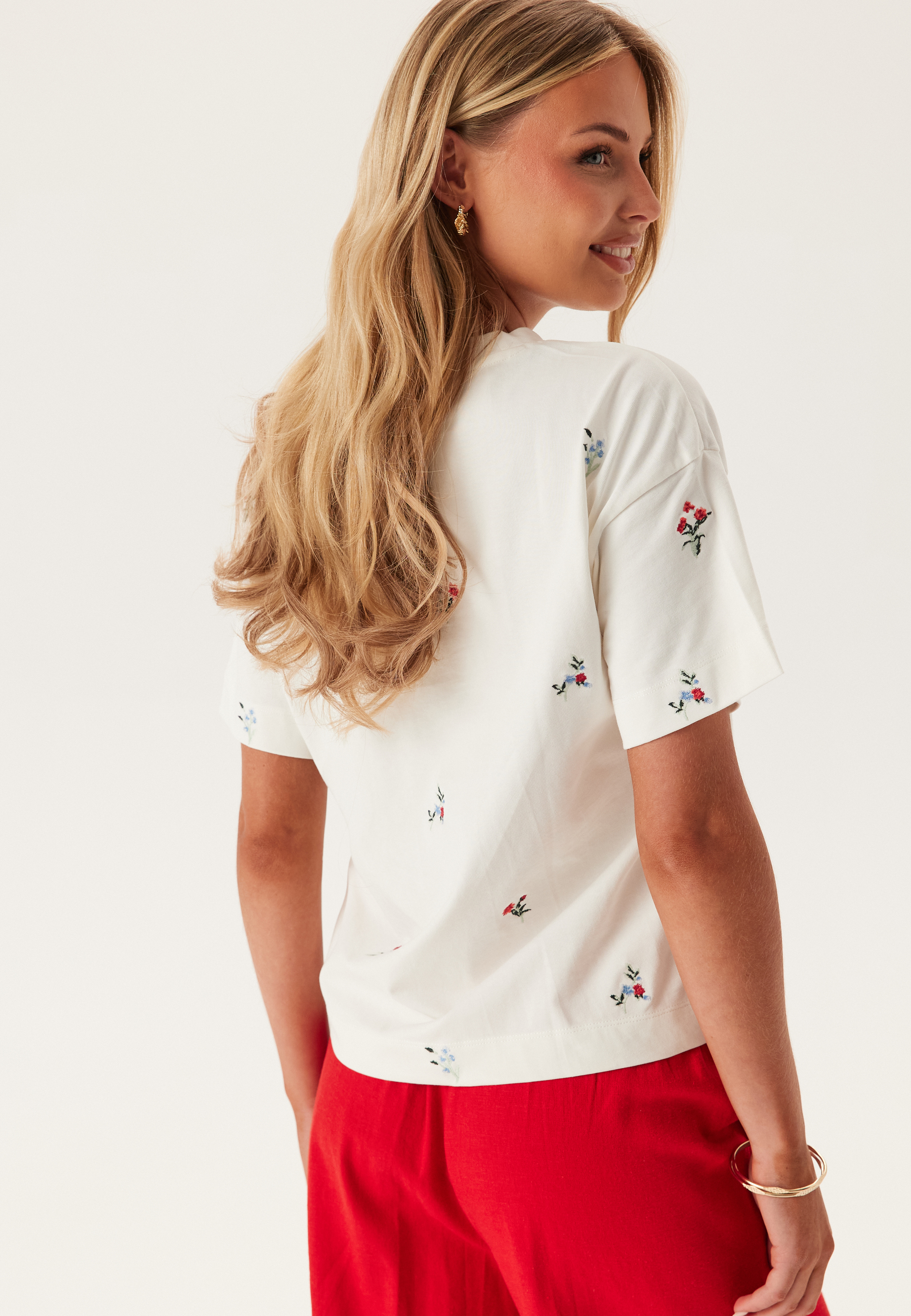 Vimonie Flower Emb S/S O-NECK 2