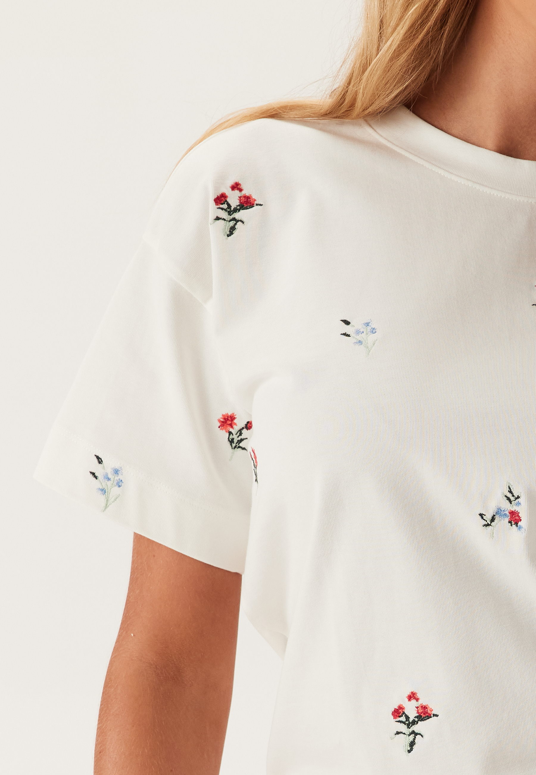 Vimonie Flower Emb S/S O-NECK 4